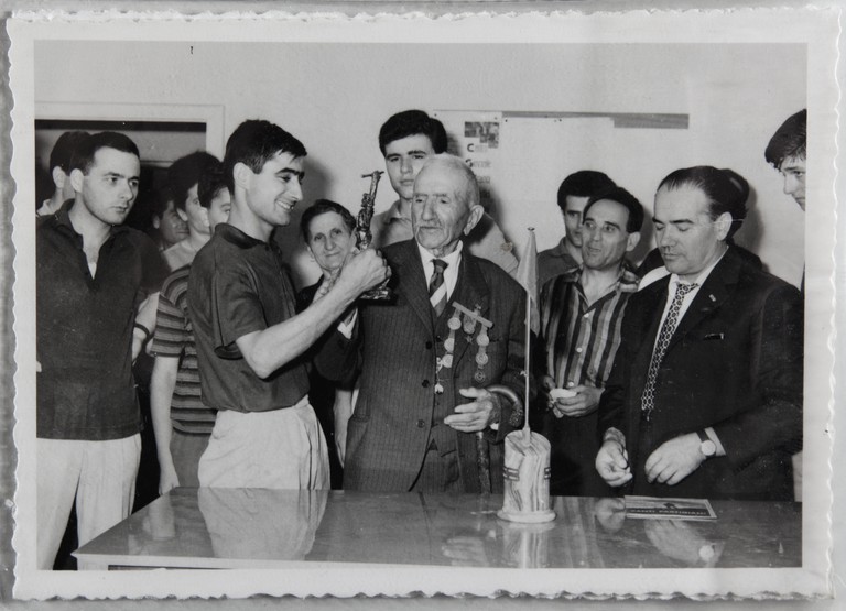 Poggibonsi, 18-19 luglio 1964, XX° anniversario della liberazione e conferimento ad Alcide Cervi della cittadinanza onoraria. Alcide Cervi riceve alcuni omaggi